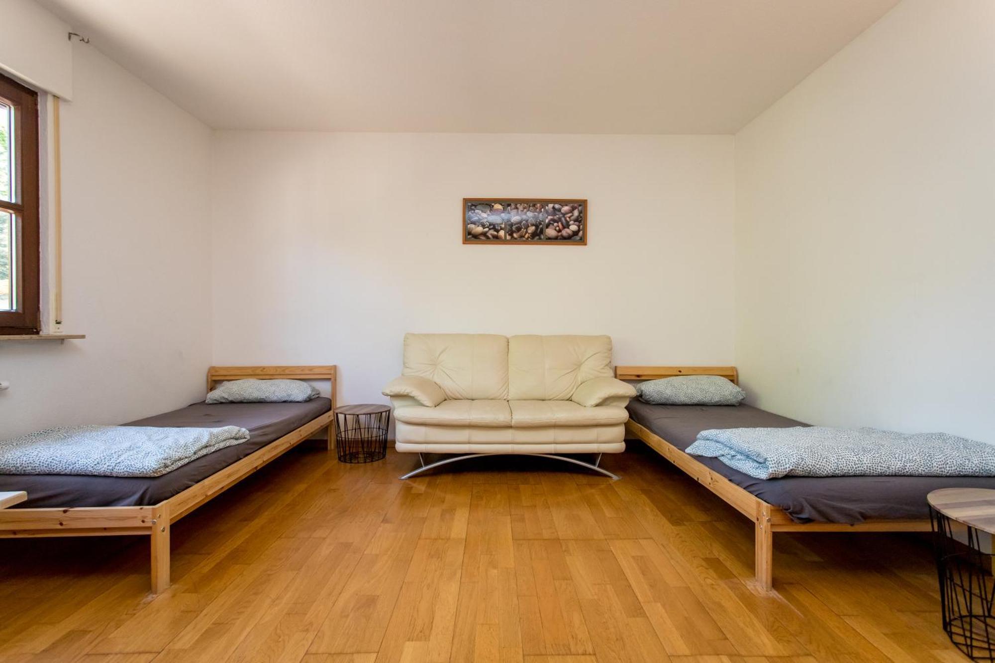 Ferienwohnung Mit 123Qm Fuer 8 Personen Mit Sehr Grossem Garten, Einfache Innen-Ausstattung Leipzig Luaran gambar