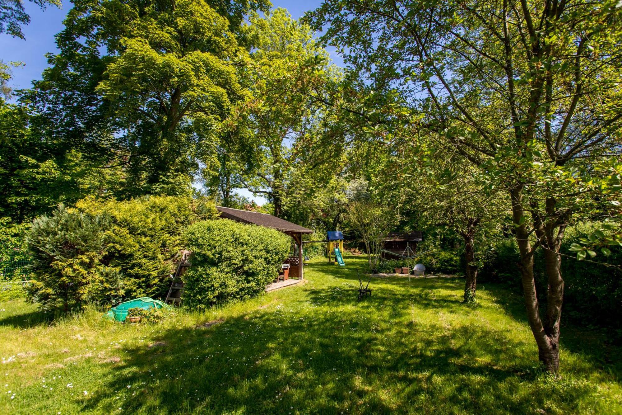 Ferienwohnung Mit 123Qm Fuer 8 Personen Mit Sehr Grossem Garten, Einfache Innen-Ausstattung Leipzig Luaran gambar