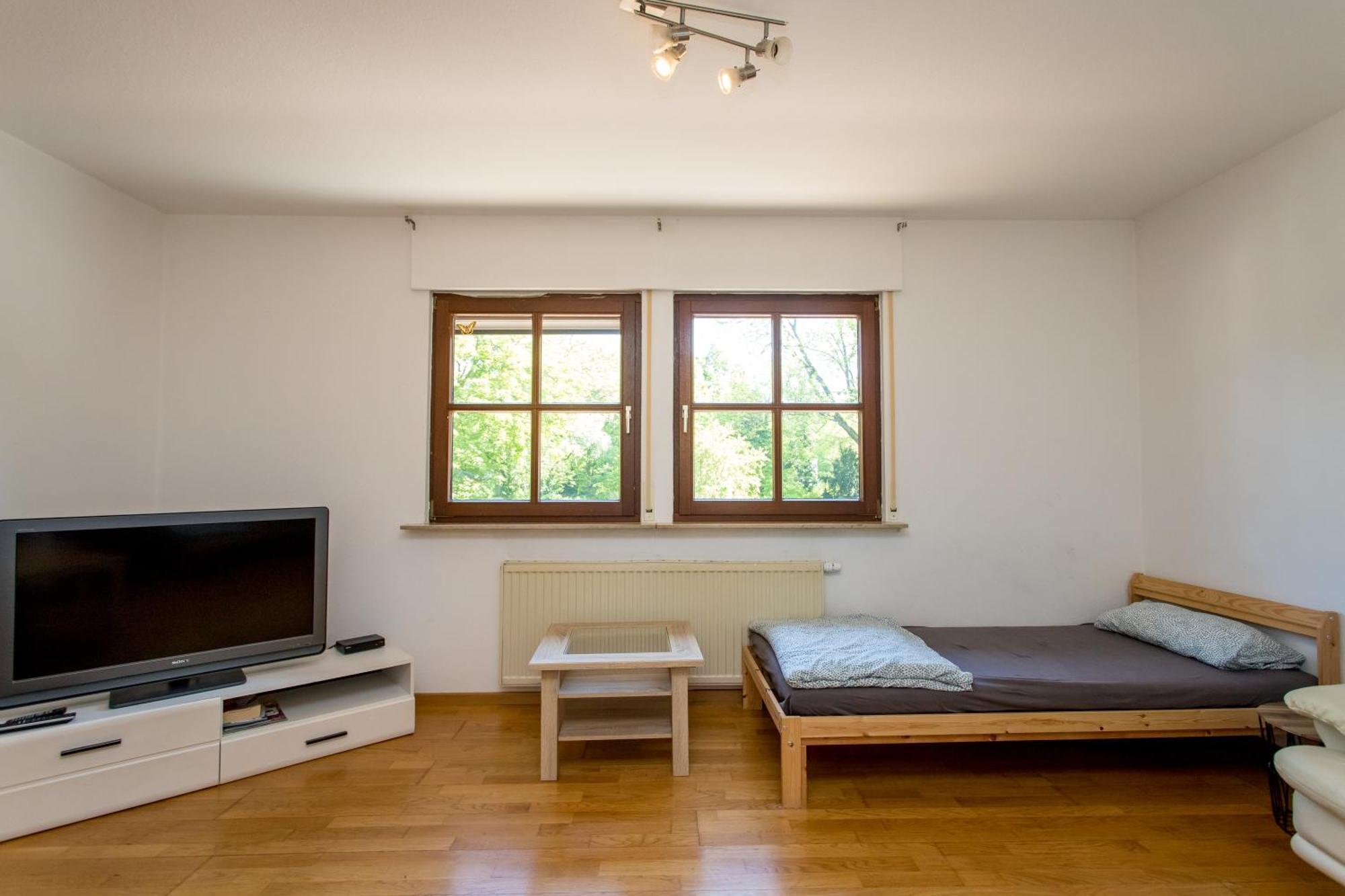 Ferienwohnung Mit 123Qm Fuer 8 Personen Mit Sehr Grossem Garten, Einfache Innen-Ausstattung Leipzig Luaran gambar